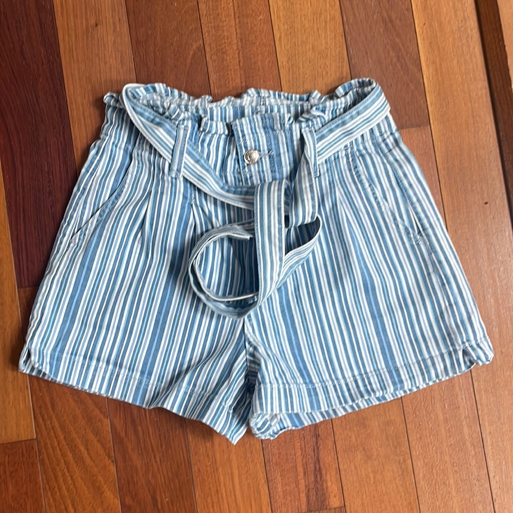 Women’s American Eagle High Waisted, Belted Blue White Striped Shorts. Size 2